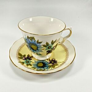 Vtg Queen Anne Ridgway Potteries China Tea Cup & Saucer 8436 Yellow Blue Daisy